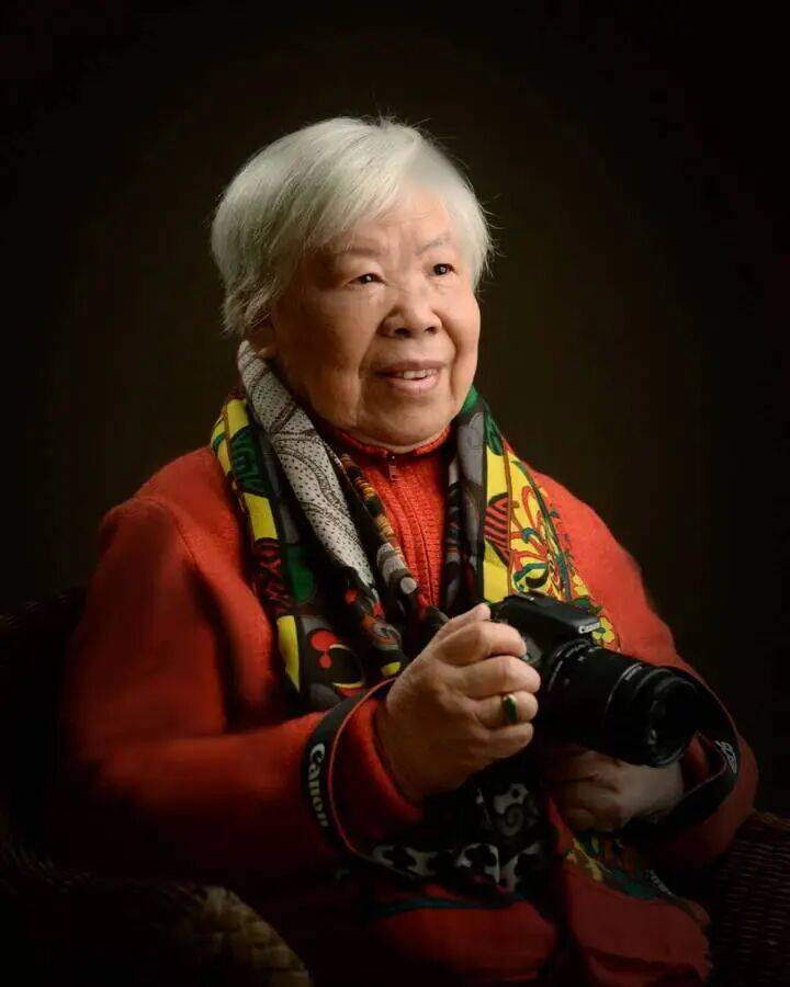 新中國第一批女?dāng)z影記者曉莊去世，享年94歲