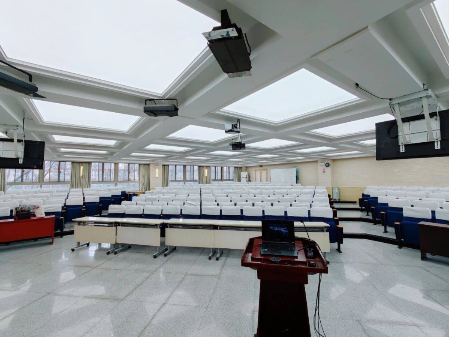 200多個中學老師，集體……